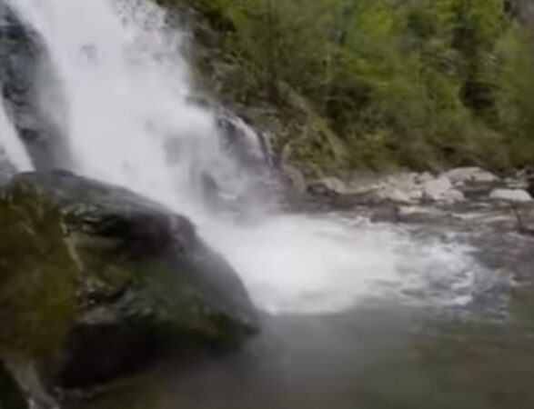Primăvara, Cascada Lotrișor, un loc de vis pentru iubitorii naturii Primăvara aduce o atmosferă de vis la Cascada Lotrișor, una dintre cele mai spectaculoase atracții din Parcul Național Cozia. Cu apele ce cad de la 15 metri înălțime, cascada oferă o priveliște impresionantă,