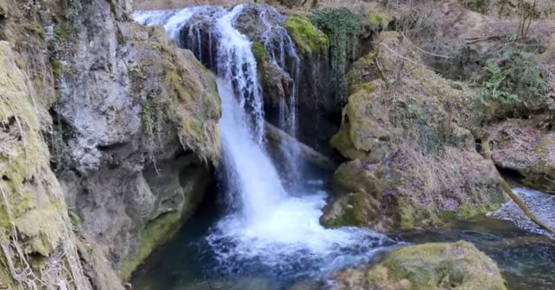 Cascada Vaioaga, un adevărat colț de rai situat în Parcul Național Cheile Nerei-Beușnița din județul Caraș-Severin, este una dintre cele mai impresionante atracții naturale ale Banatului