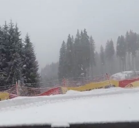 Deși este 1 martie, la Domeniul Schiabil Transalpina – Voineasa ninge ca în basme Deși este 1 martie, primăvara își face simțită prezența calendaristic, la Domeniul Schiabil Transalpina - Voineasa, iarna continuă să își arate frumusețea.