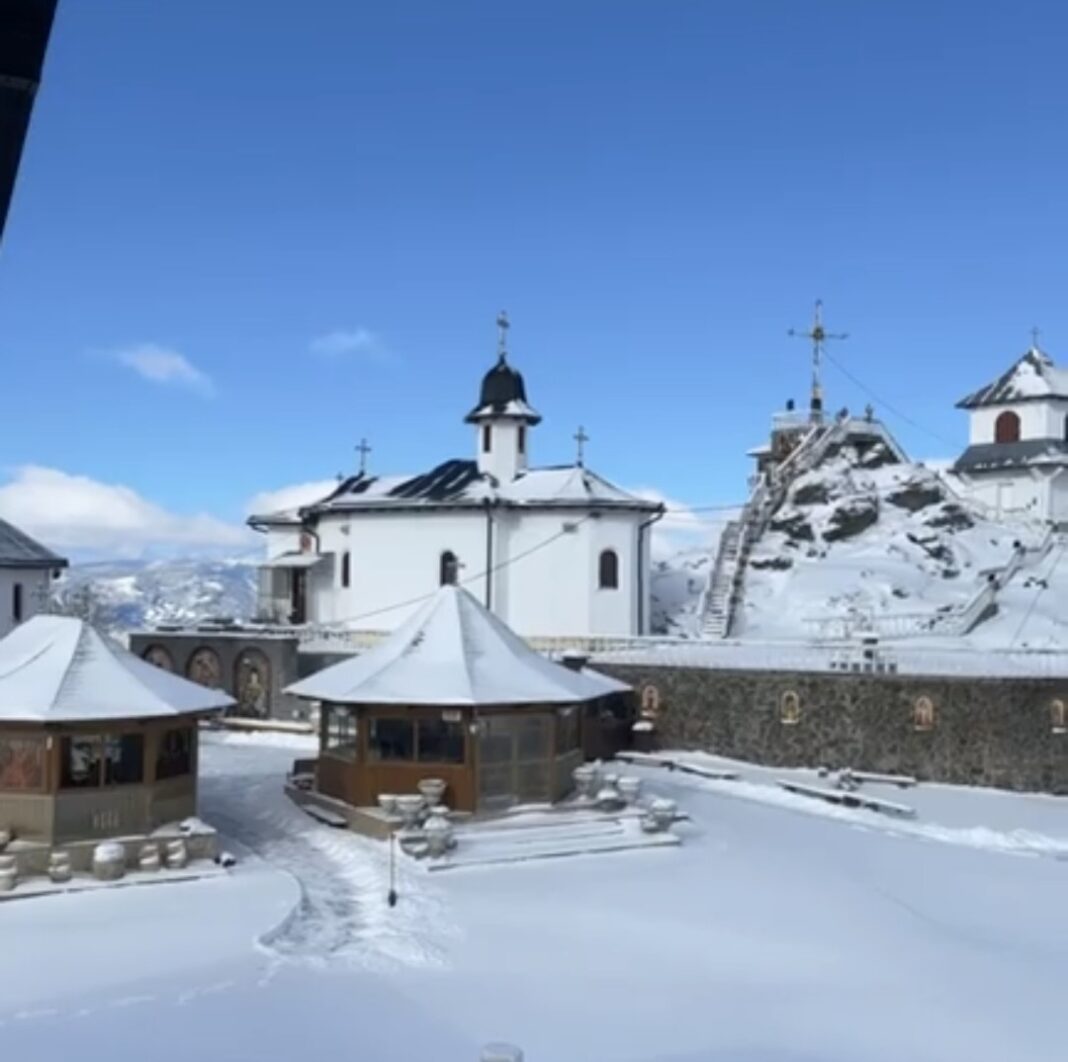 În ultimele ore, Mănăstirea Piatra Tăieturii a fost martora unui peisaj feeric, cu zăpadă care a căzut liniștit, creând un cadru de basm. Deși primăvara își face simțită prezența,