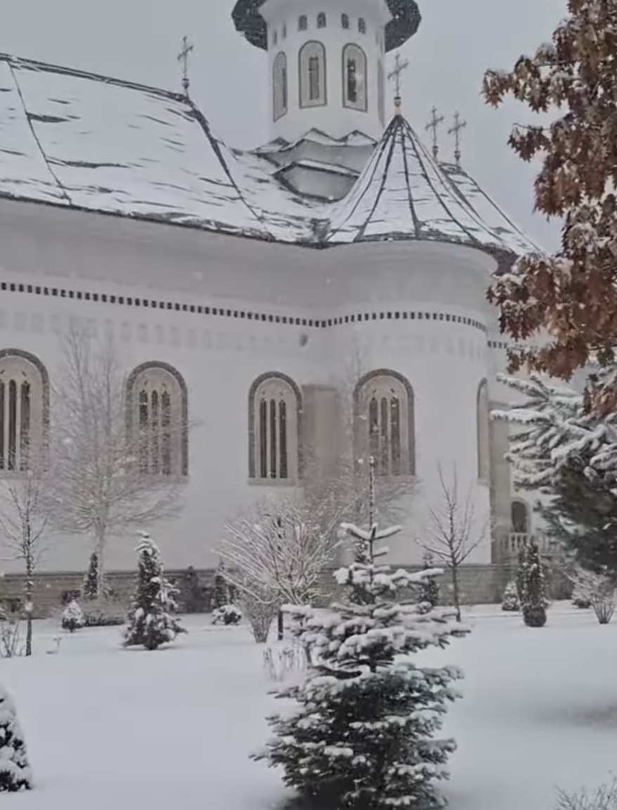 Pe 2 martie 2025, Mănăstirea Sihăstria Putnei din Suceava a fost martora unui peisaj de poveste, cu zăpadă proaspătă acoperind totul în jur, transformând locul într-un adevărat basm al iernii.
