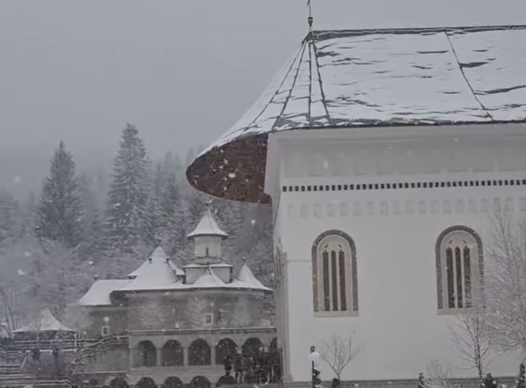 Pe 2 martie 2025, Mănăstirea Sihăstria Putnei din Suceava a fost martora unui peisaj de poveste, cu zăpadă proaspătă acoperind totul în jur, transformând locul într-un adevărat basm al iernii.
