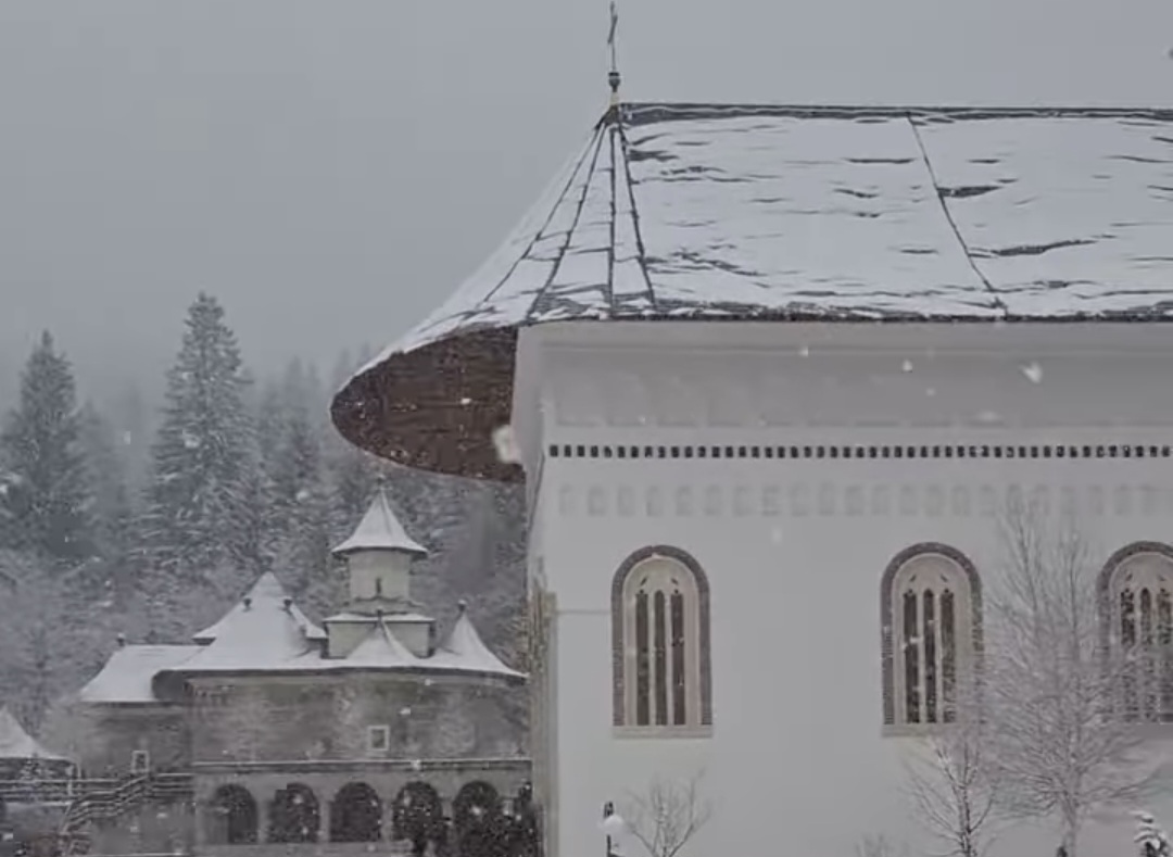 Pe 2 martie 2025, Mănăstirea Sihăstria Putnei din Suceava a fost martora unui peisaj de poveste, cu zăpadă proaspătă acoperind totul în jur, transformând locul într-un adevărat basm al iernii.