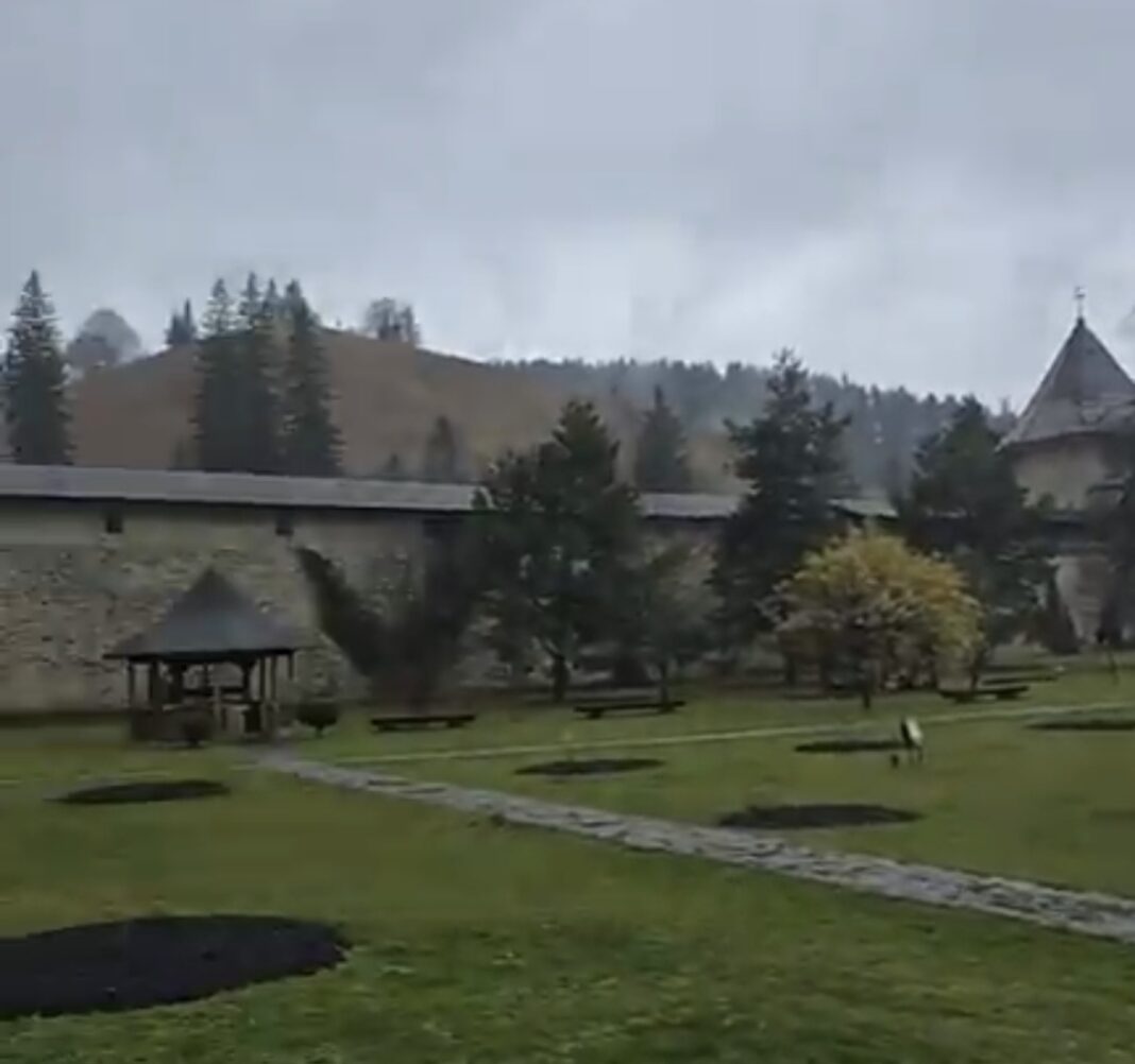 La începutul primăverii, când ploile revin pentru a înviora natura, Mănăstirea Sucevița