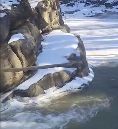 Descoperiți frumusețea ascunsă a Cascadei Nasolea Mare Cascada Nasolea Mare, un loc spectaculos din județul Bacău, își dezvăluie farmecul natural într-un peisaj de vis, în mijlocul Munților Nemira și Munților Ciucului.
