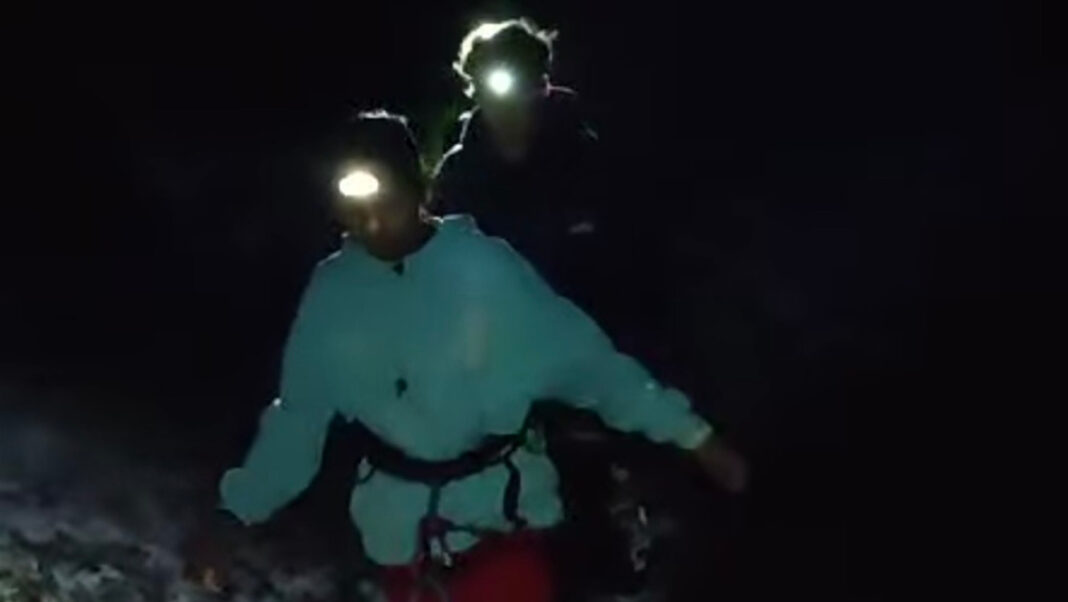 Intervenție de salvare pe timp de noapte în Bucegi. În cursul nopții trecute, echipele Salvamont Prahova au intervenit prompt pentru a recupera patru turiști aflați într-o zonă dificilă pe traseul Jepii Mari, din masivul Bucegi.