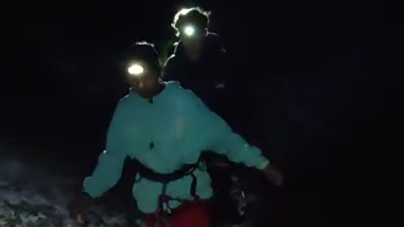 Intervenție de salvare pe timp de noapte în Bucegi Intervenție de salvare pe timp de noapte în Bucegi. În cursul nopții trecute, echipele Salvamont Prahova au intervenit prompt pentru a recupera patru turiști aflați într-o zonă dificilă pe traseul Jepii Mari, din masivul Bucegi.