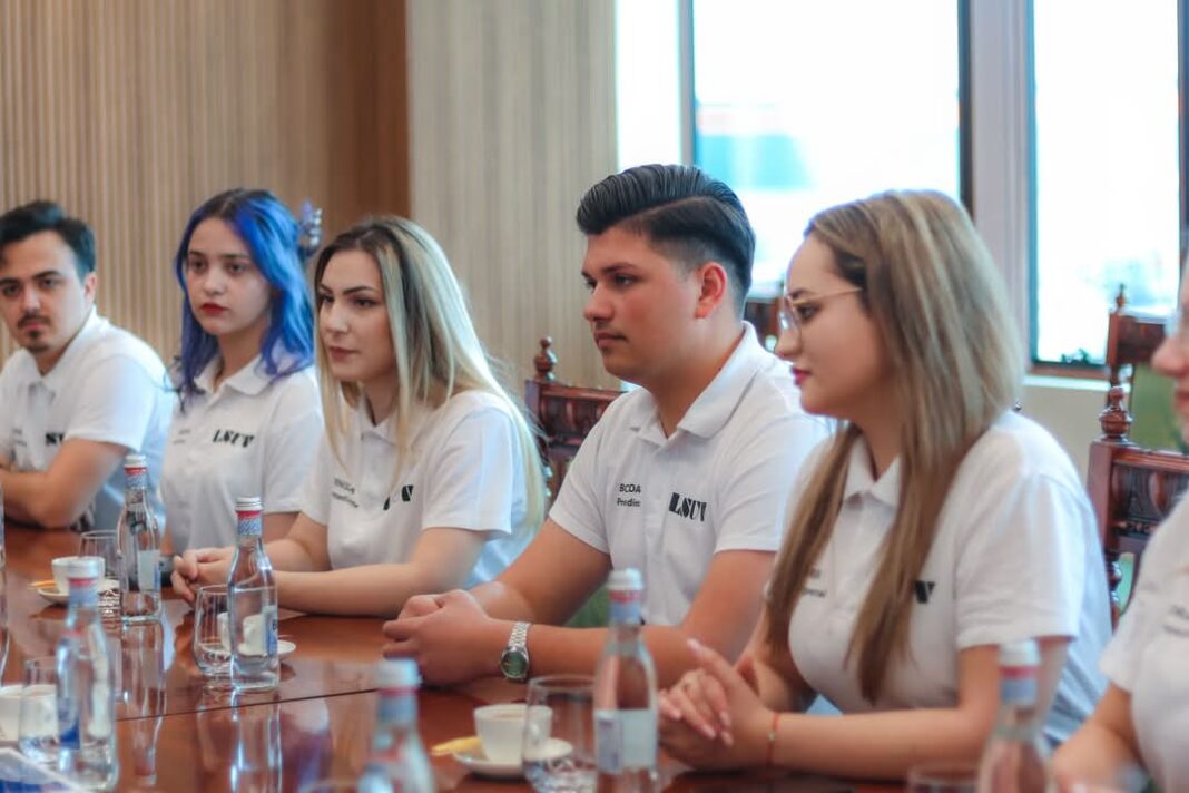 Astăzi, 28 martie 2025, Universitatea „Valahia” din Târgoviște a sărbătorit 23 de ani de la înființarea Ligii Studenților, singura organizație studențească oficial recunoscută la nivel instituțional