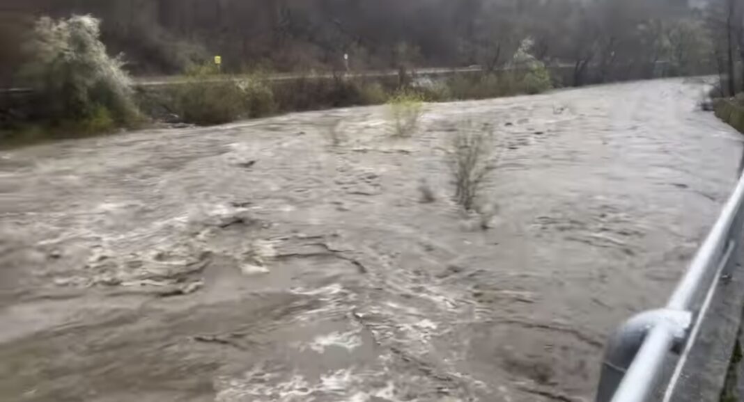 Viitură, autoritățile sunt în alertă,  pelrâul Jiu, în zona Defileului Jiului, la podul de la Mănăstirea Vișina. Nivelul apei a crescut semnificativ din cauza precipitațiilor abundente,