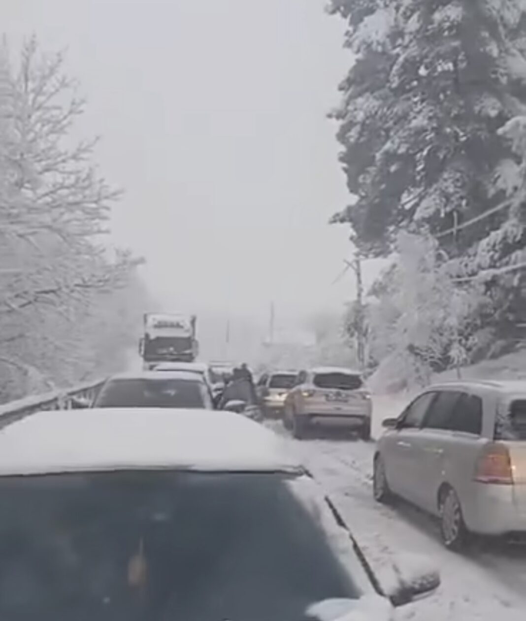 Vremea extremă în județul Vâlcea, iarna le-a luat pe nepregătite pe autorități, drumuri blocate în Slătioara