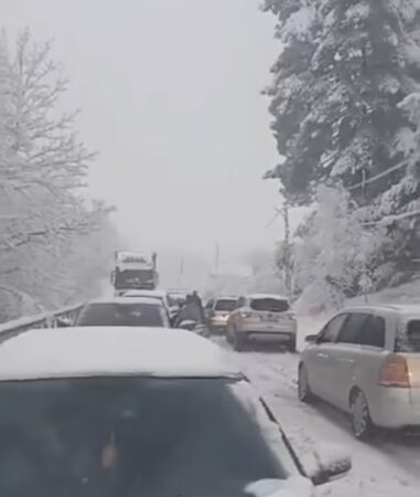 Vremea extremă în județul Vâlcea, iarna le-a luat pe nepregătite pe autorități, drumuri blocate în Slătioara