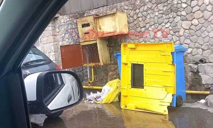 Dezastru în Fieni: Apă în loc de gaze la aragaz, autoritățile încercă să rezolve problema încă de ieri, dar pe „silențios”. VIDEO Dezastru în Fieni: Apă în loc de gaze la aragaz, autoritățile încercă să rezolve problema încă de ieri, dar pe "silențios"