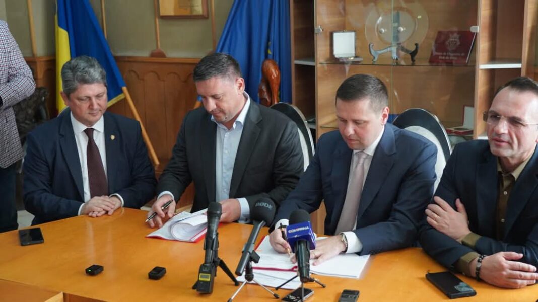 Președintele CJ Dâmbovița, Corneliu Ștefan, a anunțat semnarea unui contract de proiectare și execuție pentru Centura Orașelor Pucioasa și Fieni, marcând astfel un moment istoric pentru infrastructura rutieră a județului