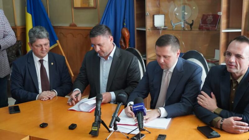 Președintele CJ Dâmbovița, Corneliu Ștefan, a anunțat semnarea contractului de proiectare și execuție pentru Centura orașelor Pucioasa și Fieni Președintele CJ Dâmbovița, Corneliu Ștefan, a anunțat semnarea unui contract de proiectare și execuție pentru Centura Orașelor Pucioasa și Fieni, marcând astfel un moment istoric pentru infrastructura rutieră a județului