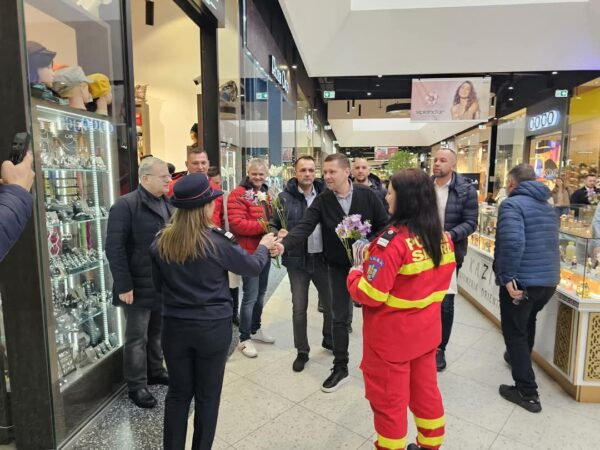 Primăvara, adusă cu bucurie în Dâmbovița: Mărțișoare oferite doamnelor și domnișoarelor. Președintele Consiliului Județean Dâmbovița, Corneliu Ștefan, și primarul municipiului Târgoviște, Cristian Daniel Stan, au marcat sosirea primăverii printr-un gest deosebit.