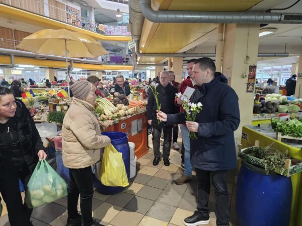 Primăvara, adusă cu bucurie în Dâmbovița: Mărțișoare oferite doamnelor și domnișoarelor. Președintele Consiliului Județean Dâmbovița, Corneliu Ștefan, și primarul municipiului Târgoviște, Cristian Daniel Stan, au marcat sosirea primăverii printr-un gest deosebit.