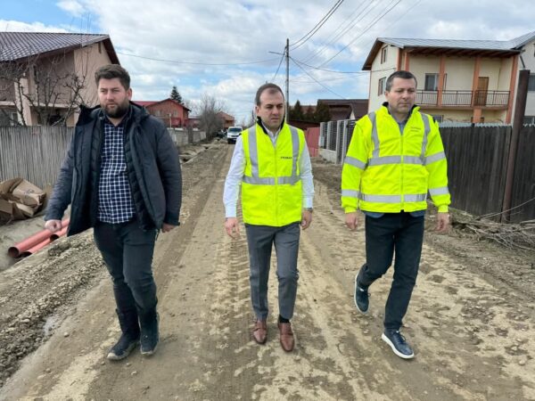 Primăria Răzvad: Lucrările de extindere a canalizării pe strada Gării avansează conform planului Primăria Răzvad continuă să investească în îmbunătățirea infrastructurii locale, iar lucrările de extindere a canalizării pe strada Gării sunt în plină desfășurare