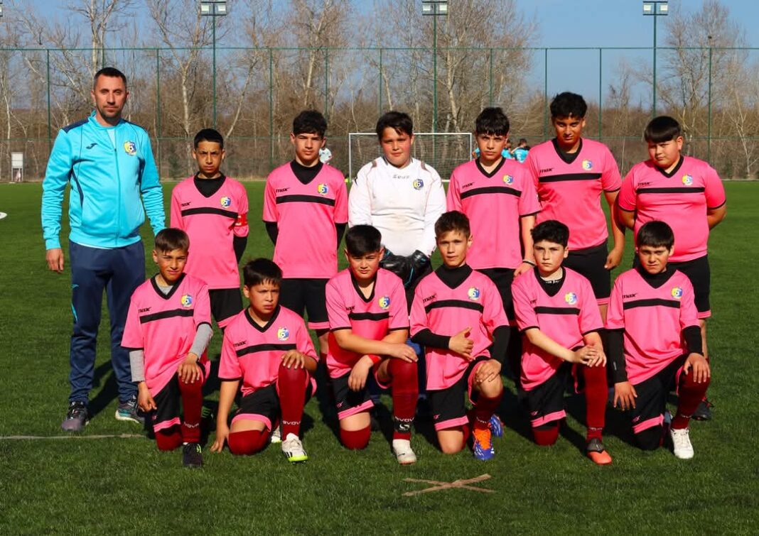  Echipa de fotbal a comunei Iedera a obținut o performanță remarcabilă la Cupa Satelor, urcând pe locul 3 pentru a doua ediție consecutivă. După o victorie clară în sferturile de finală împotriva comunei Băleni (4-0), Iedera a dat o luptă strânsă în semifinale, cedând la limită în fața echipei din Petrești (1-2). Cu toate acestea, jucătorii din Iedera nu s-au dat bătuți și au reușit să câștige finala mică cu scorul de 2-0 împotriva echipei din Bucșani.