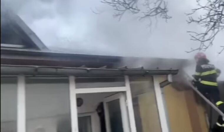 Intervenție rapidă la un incendiu în localitatea Poiana: O persoană salvată de echipajele de pompieri și SMURD