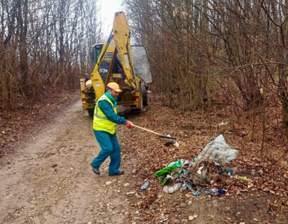 Inițiativă pentru un mediu mai curat în comunele Răzvad și Ocnița! Inițiativă pentru un mediu mai curat în comunele Răzvad și Ocnița! Primăriile Răzvad și Ocnița au demarat o acțiune de amploare pentru curățarea zonei Ochiuri, la limita dintre cele două localități