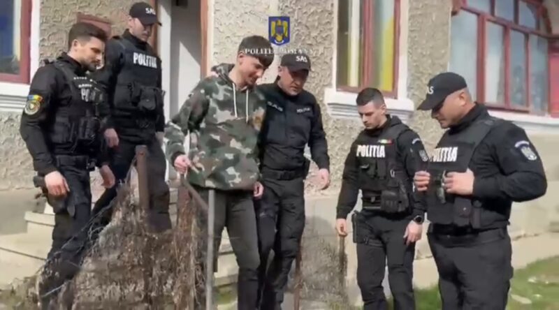 Polițiștii dâmbovițeni și luptătorii Serviciului Acțiuni Speciale au adus  zâmbete și  bucurie unui elev cu rezultate remarcabile.