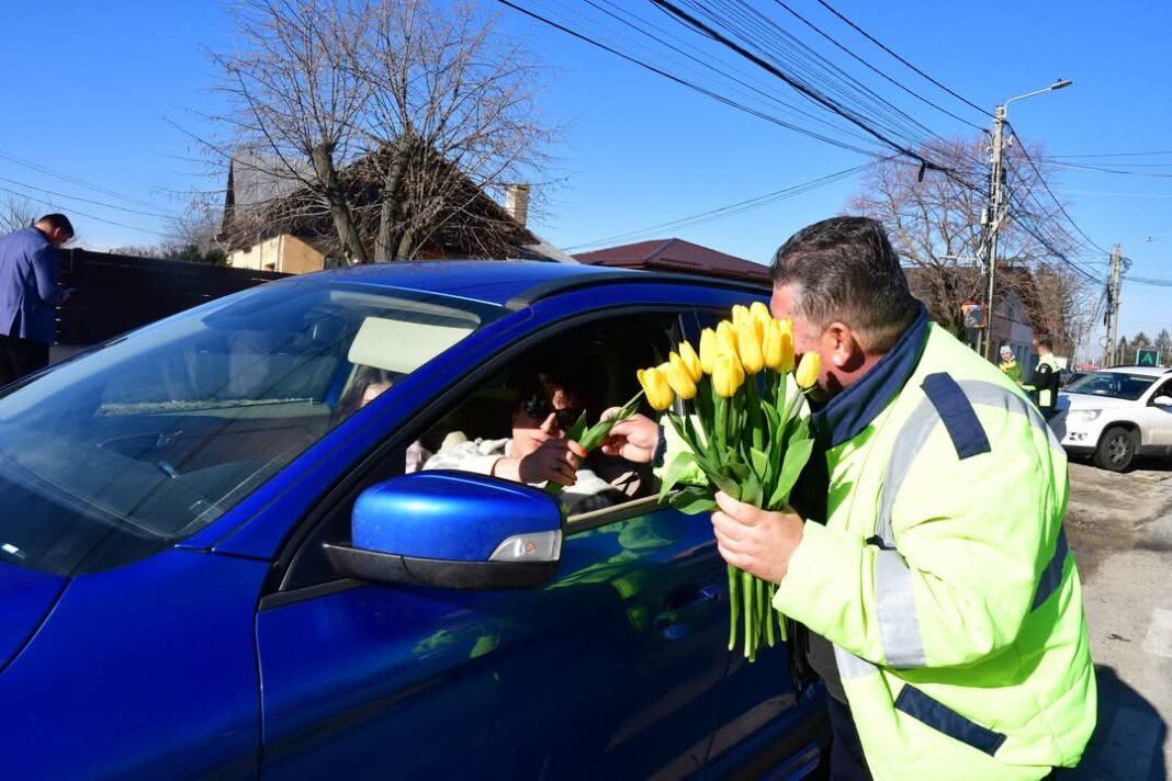 Primăvara începe cu flori și zâmbete la Răcari! Primăria orașului Răcari, alături de Poliția Locală Răcari,
