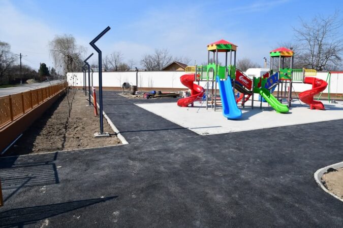 Primarul orașului Răcari, Marius Caraveteanu, a anunțat  că lucrările de amenajare a parcului din cartierul Săbiești sunt pe cale să fie finalizate, iar locuitorii vor beneficia în curând de un spațiu modern și verde pentru recreere