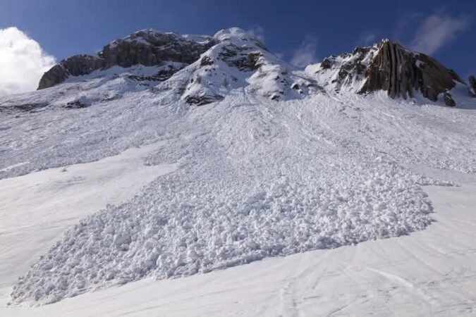 Atenție! Risc foarte mare de avalanșe pe crestele Bucegilor În această perioadă, autoritățile montane din județul Dâmbovița au emis un avertisment important pentru turiști: există un riscuri semnificative de avalanșe pe crestele masivului Bucegi.