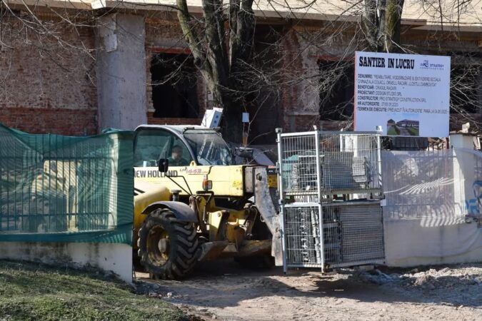 Lucrări majore de modernizare și extindere la Școala Colacu din Răcari, un proiect ambițios care va transforma instituția într-un model de educație modernă pentru comunitate.
