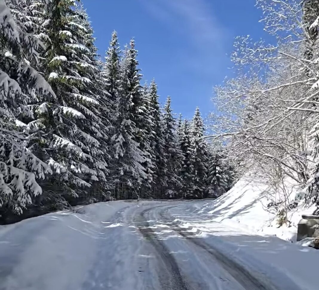 Stațiunea Straja din județul Hunedoara își deschide porțile pentru o experiență de neuitat, unde iarna întâlnește primăvara într-un peisaj de basm.