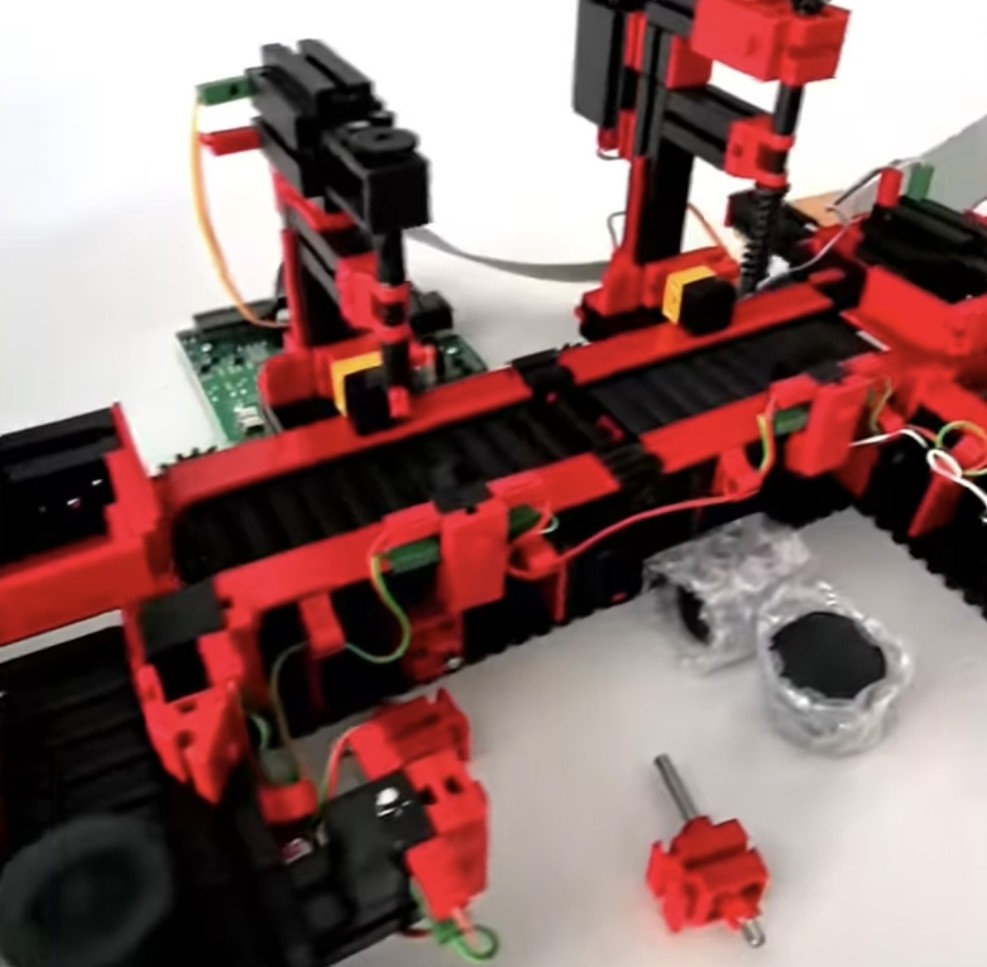 Primarul Municipiului Târgoviște, Daniel Cristian Stan, a anunțat continuarea investițiilor în infrastructura școlară din oraș. Recent, Liceul „Voievodul Mircea”