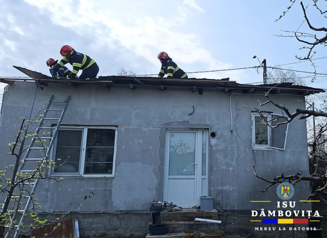 Vântul puternic face prăpăd în Dâmbovița.