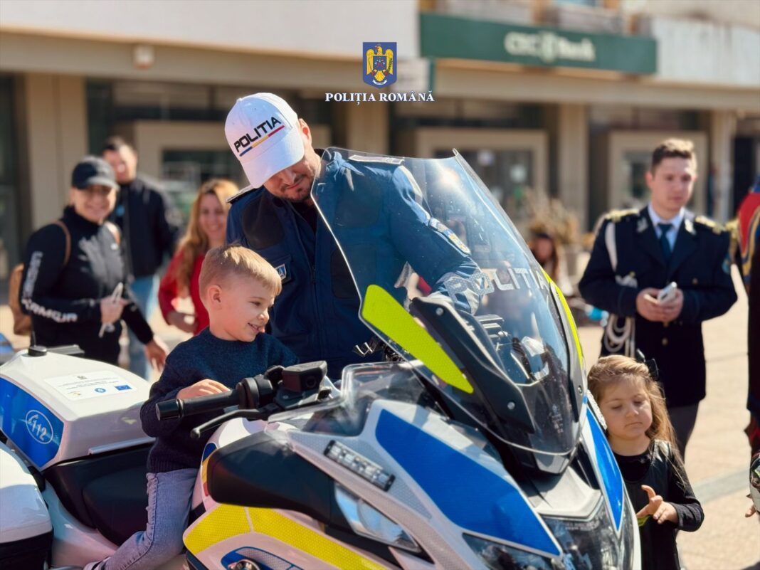 Ziua Poliției Române, astăzi, 22 martie, în Piața Tricolorului din Dâmbovița, polițiștii din cadrul Inspectoratului de Poliție Județean Dâmbovița au organizat un eveniment special cu ocazia Zilei Poliției Române.