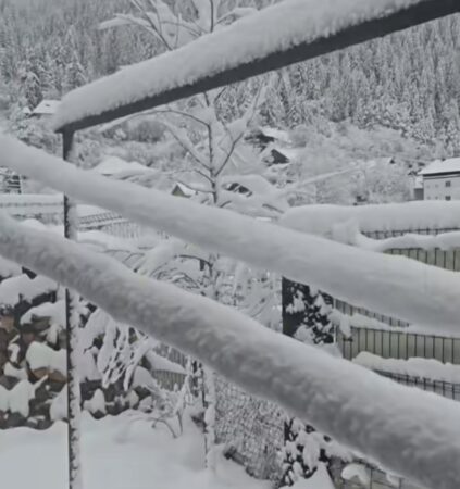 Bucovina s-a transformat într-un tărâm de poveste pe 6 aprilie, cu un strat consistent de zăpadă care a acoperit întreaga regiune.