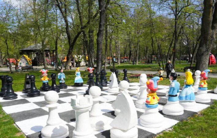Craiova este capitala primăverii: Târgul de Paște din Parcul Nicolae Romanescu, un spectacol al simțurilor Primăvara își scrie cea mai frumoasă poveste la Craiova, unde Târgul de Paște din Parcul Nicolae Romanescu