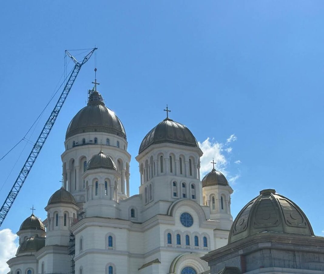 Crucea de pe turla Catedralei Mântuirii Neamului, un simbol al speranței, a fost montată