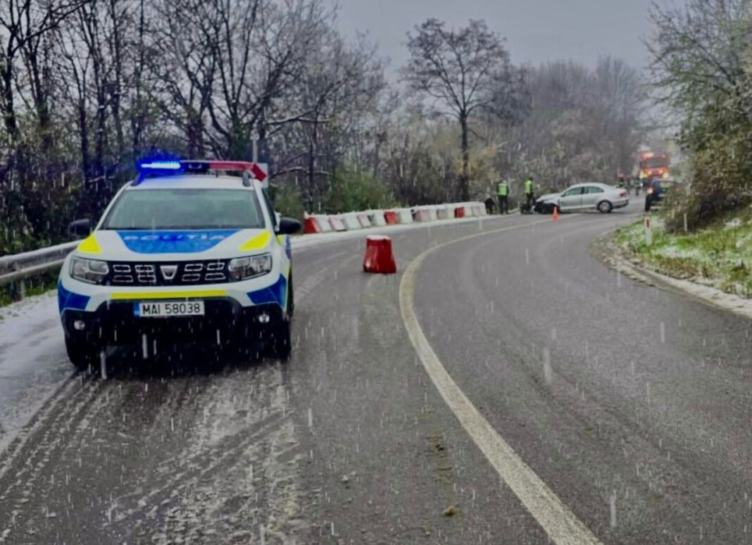 IPJ Dâmbovița face recomandări pentru siguranța rutieră în condiții de ninsoare și carosabil alunecos.