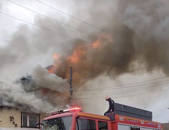 Incendiu puternic la o pensiune din Buciumeni – Intervenție amplă a pompierilor Luni dimineață, în jurul orei 07:15, pompierii au fost solicitați să intervină pentru stingerea unui incendiu izbucnit la o pensiune situată în comuna Buciumeni, sat Dealu Mare.