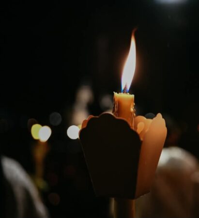 Lumânarea din noaptea Învierii, o lumină de speranță în momentele de încercare În tradiția creștin-ortodoxă, lumânarea de Înviere nu este doar un simbol al luminii divine, ci și un sprijin spiritual în momentele de nevoie
