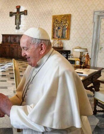 Lumea întreagă este în doliu în a doua zi de Paște, după vestea că Papa Francisc a murit Lumea întreagă este în doliu în a doua zi de Paște, după vestea că Papa Francisc a murit. Anunțul a fost făcut oficial de către Vatican,