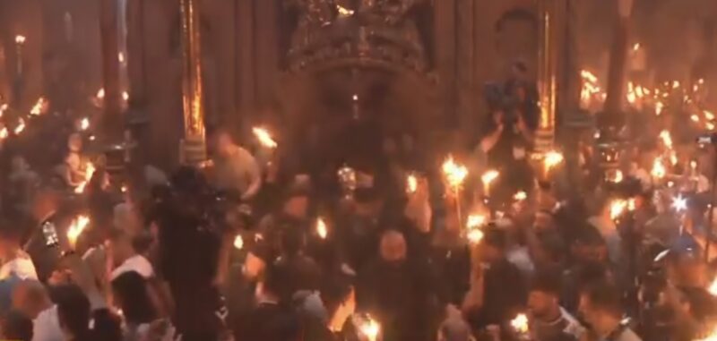 Lumina Sfântă s-a aprins la Ierusalim și pornește spre România Lumina Sfântă s-a aprins la Ierusalim și pornește spre România