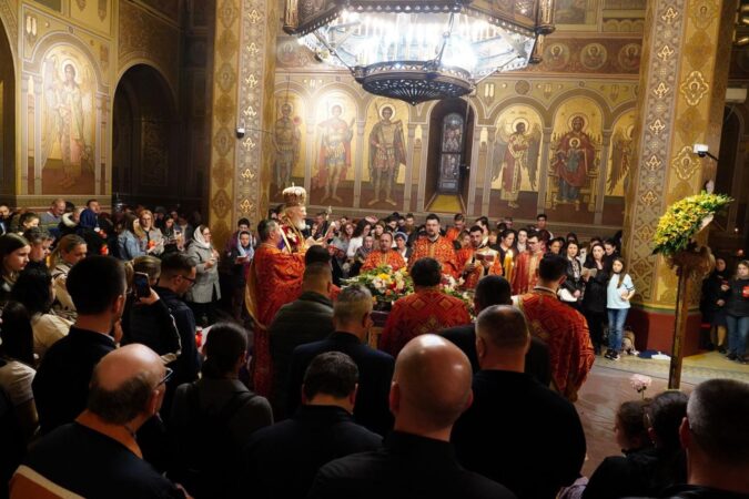 Lumina Sfântă de la Ierusalim va ajunge și în acest an la Catedrala din Târgoviște Lumina Sfântă care se pogoară, în mod miraculos, la Ierusalim în ajunul Învierii Domnului, va fi adusă și anul acesta în România, cu binecuvântarea Preafericitului Părinte Daniel, Patriarhul Bisericii Ortodoxe Române.