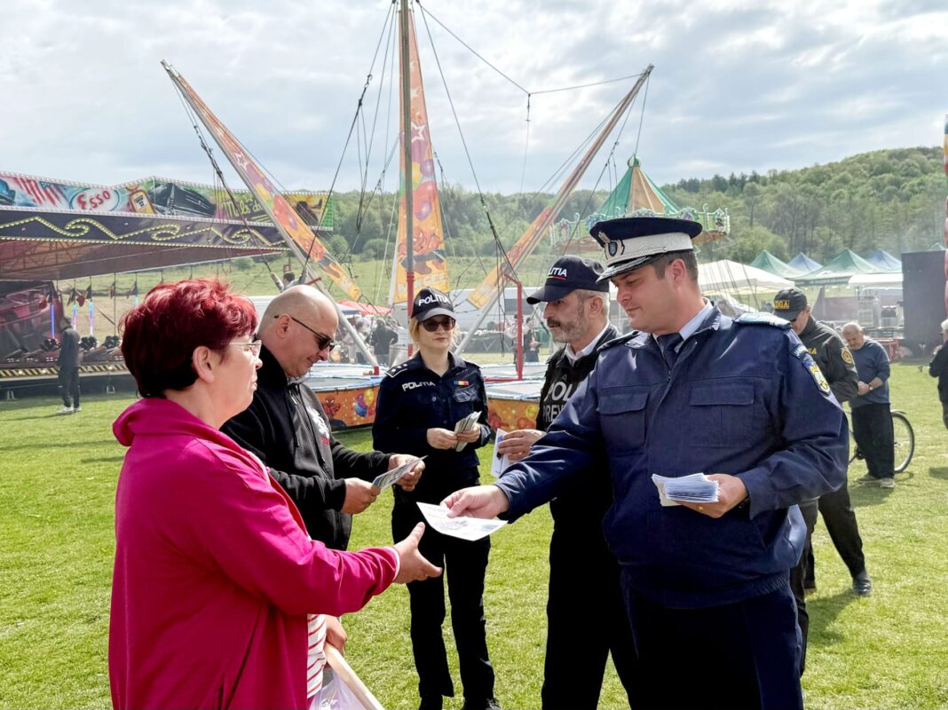 Jandarmii, polițiștii și reprezentanții Serviciului Județean Anticorupție Dâmbovița au fost, astăzi, alături de cetățeni în două dintre cele mai frecventate zone din județ: târgul de Sfântul Gheorghe din Moreni și târgul săptămânal din Voinești.