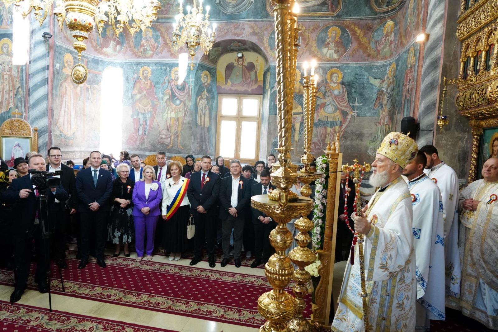 Credincioșii dâmbovițeni s-au rugat la Mănăstirea Nucet, de Izvorul Tămăduirii, președintele CJ Dâmbovița: „În credință găsim forța de a merge mai departe”