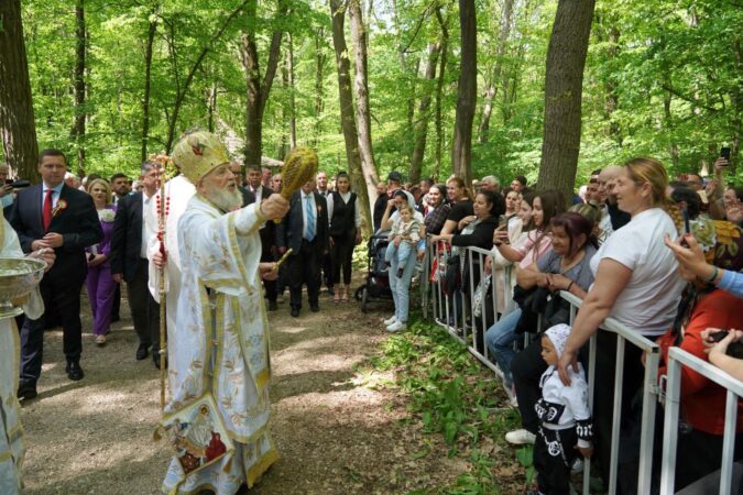 Credincioșii dâmbovițeni s-au rugat la Mănăstirea Nucet, de Izvorul Tămăduirii, președintele CJ Dâmbovița: „În credință găsim forța de a merge mai departe”