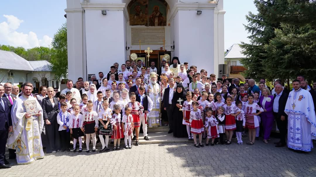 Credincioșii dâmbovițeni s-au rugat la Mănăstirea Nucet, de Izvorul Tămăduirii, președintele CJ Dâmbovița: „În credință găsim forța de a merge mai departe”