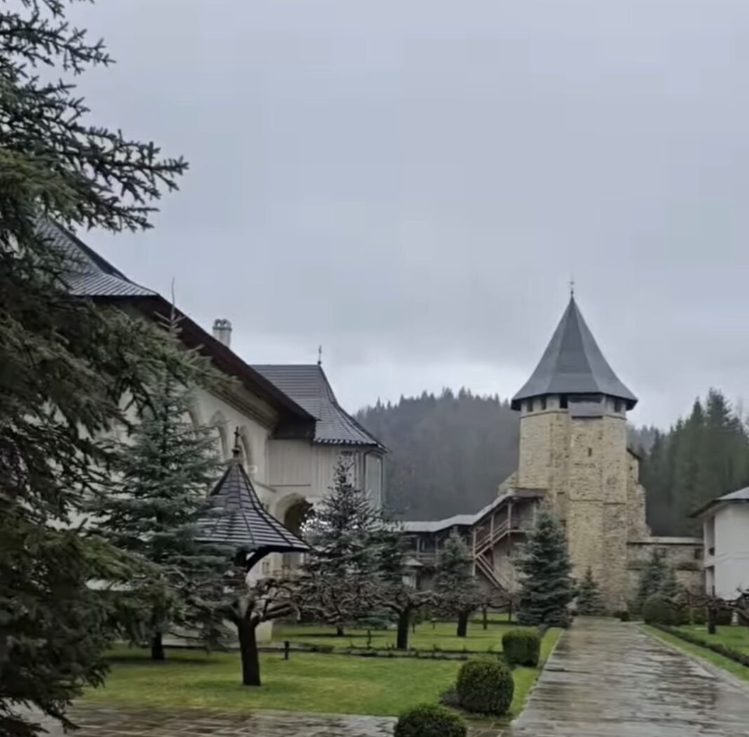 Chiar dacă ploaia mohorâtă acoperă Mănăstirea Putna, locul rămâne o oază de spiritualitate și liniște. Peisajul montan, î