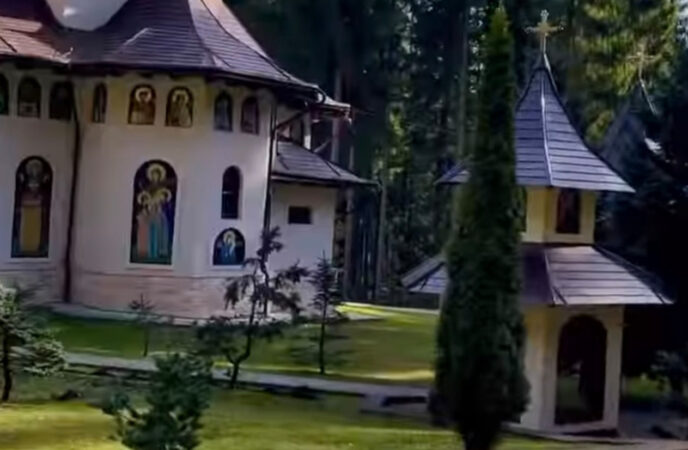 Primăvara, Mănăstirea Sihăstria Rarău din județul Suceava oferă vizitatorilor o priveliște deosebită. Pe măsură ce natura înverzește și florile încep să înflorească,