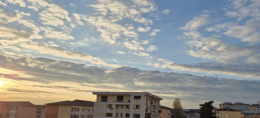 Meteo, vremea de mâine, 14 aprilie 2025 aduce soare, nori și vânt, primăvara dă semne de revenire.