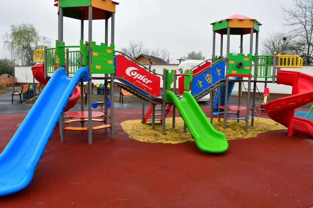 Parcul nou din cartierul Săbiești, orașul Răcari,  este aproape gata.Vești excelente pentru locuitorii cartierului Săbiești din Răcari! Investiția în parcul nou promis